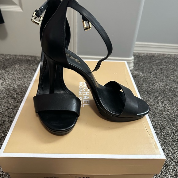 Michael Kors Elegant Black Heels - Picture 2 of 2